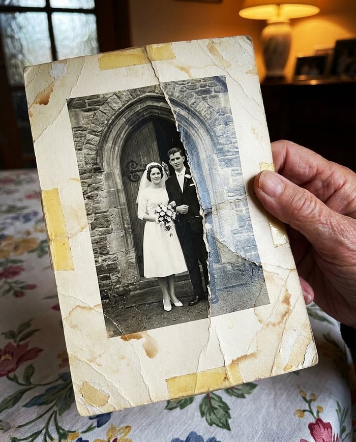 Photo de mariage déchirée en deux et scotchée